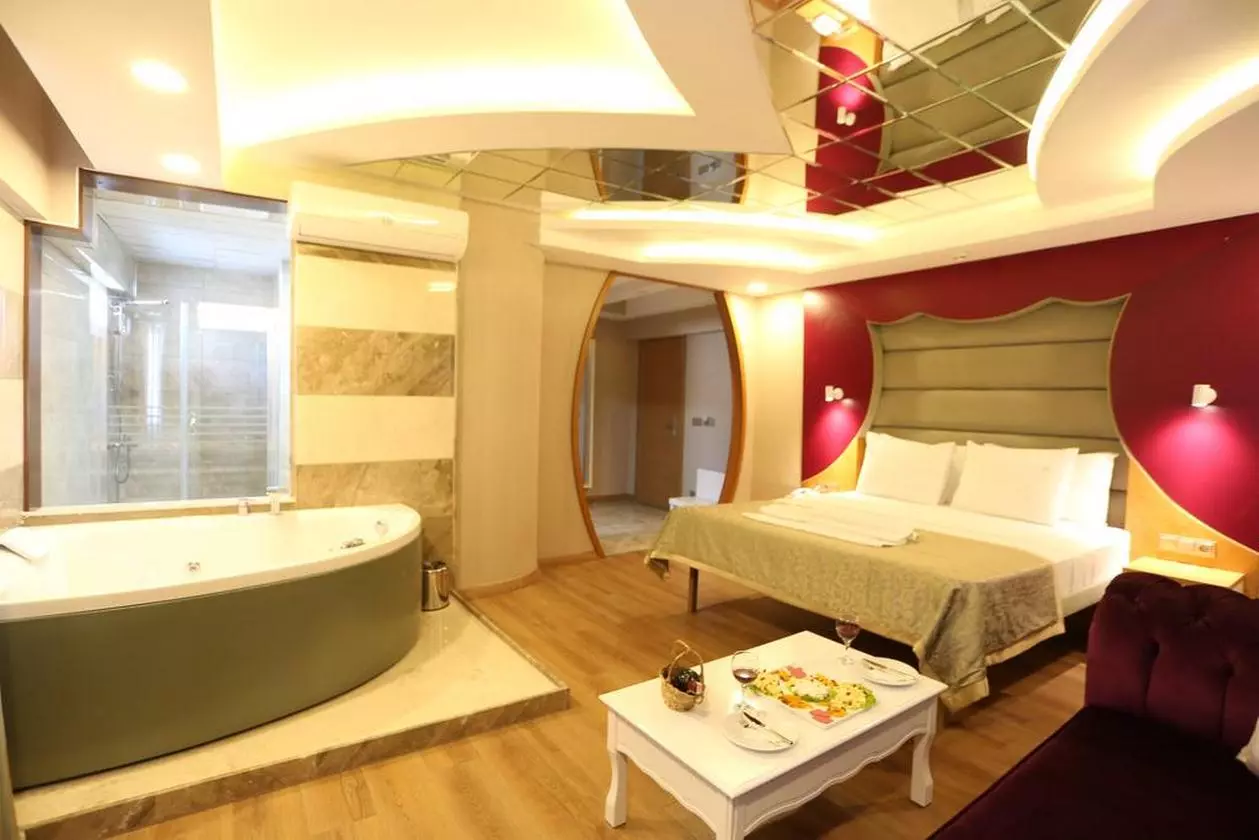 227376LIFECORNER_SHABAVIZPARVAZ (16).jpg